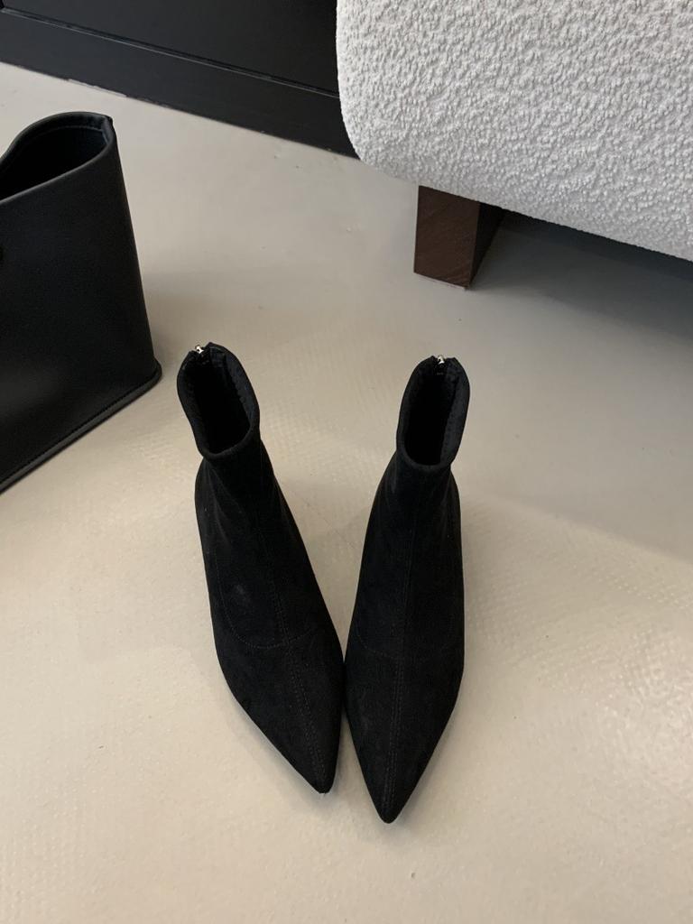 Trendmarke Herbst und Winter neu einfache matte Wildleder flache Sockenstiefel flacher Absatz dünne Stiefel Temperament spitz zulaufende kurze Stiefel Frauen