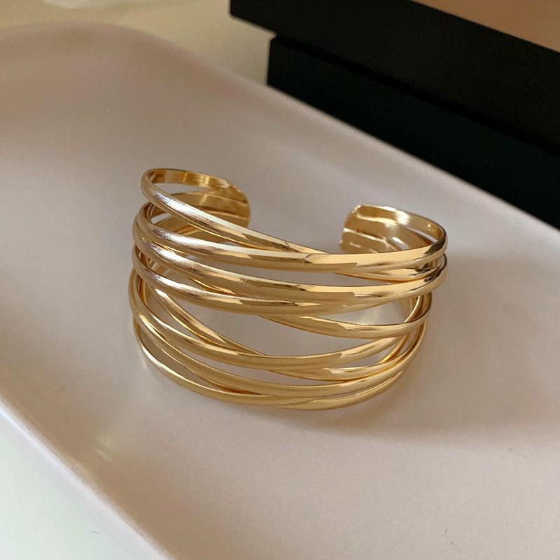European & American Pleated Metal Bangle: Elegant Cold-Style Bracelet with High-End Luxury Design