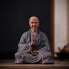 Ceramiczne przedmioty dekoracyjne w stylu zen autorstwa Mistrza Hongyi, posąg postaci historycznej Li Shutong oraz przedmioty dekoracyjne do ent