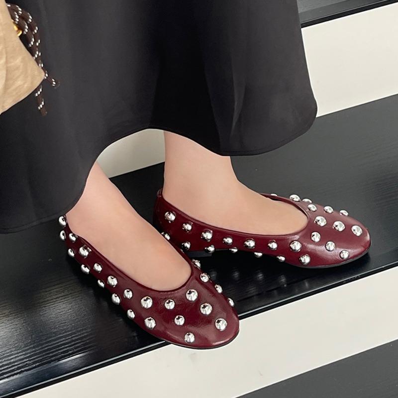 Women's Shoes Soft Soles Are Not Tired of Feet, New Flat-bottomed Shallow-mouth Single Shoes, Large-size Metal Rivets, One Pedal, Autumn Women's Shoes