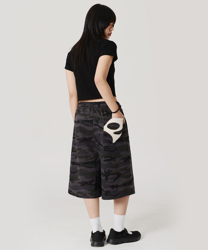 PEACE MAKER Pce Applique Deep Tuck Bermuda Sweat Shorts (Camouflage)