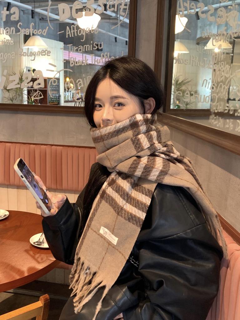 New scarf women's autumn and winter high-end feeling warm and versatile Korean version shawl plaid black and white atmosphere scarf