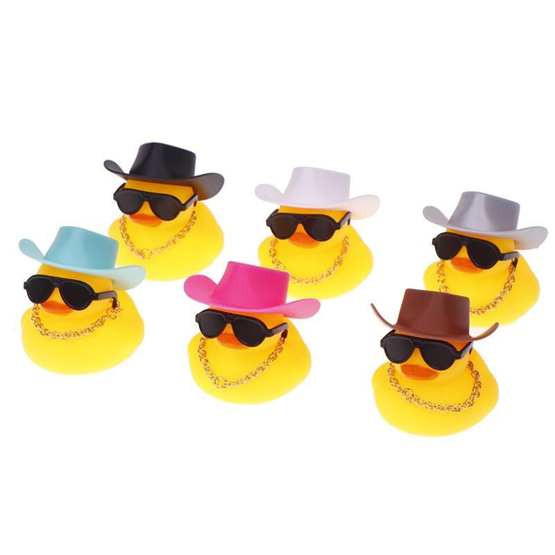 1 Set coole Auto-Accessoires mit Cowboyhut-Halskette und Sonnenbrille Gummi-Enten Auto-Schmuck Enten Auto-Armaturenbrett-Dekorationen