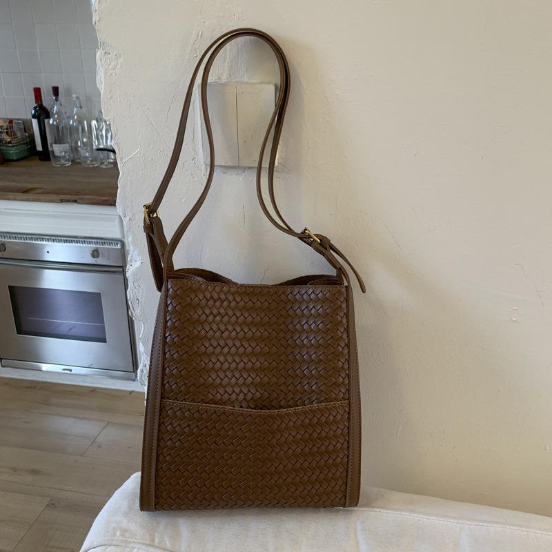 Premium retro woven bucket bag, new large-capacity shoulder tote bag, casual lazy style underarm bag.