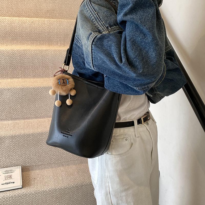 Autumn Fashion Retro Portable Bucket Bag, High-end Sense Versatile Casual Shoulder Bag, Simple Texture Messenger Bag