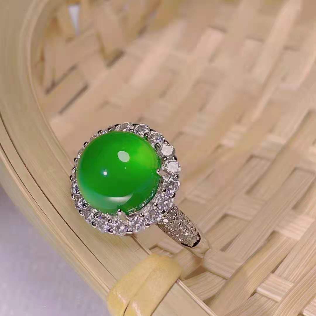 

Каблучка з зеленим халцедоном, інкрустована високою поверхнею льодового зеленого яйця, можна порівняти з жіночою каблучкою з імператорським зеленим нефритом і агатом з жадеїтом.