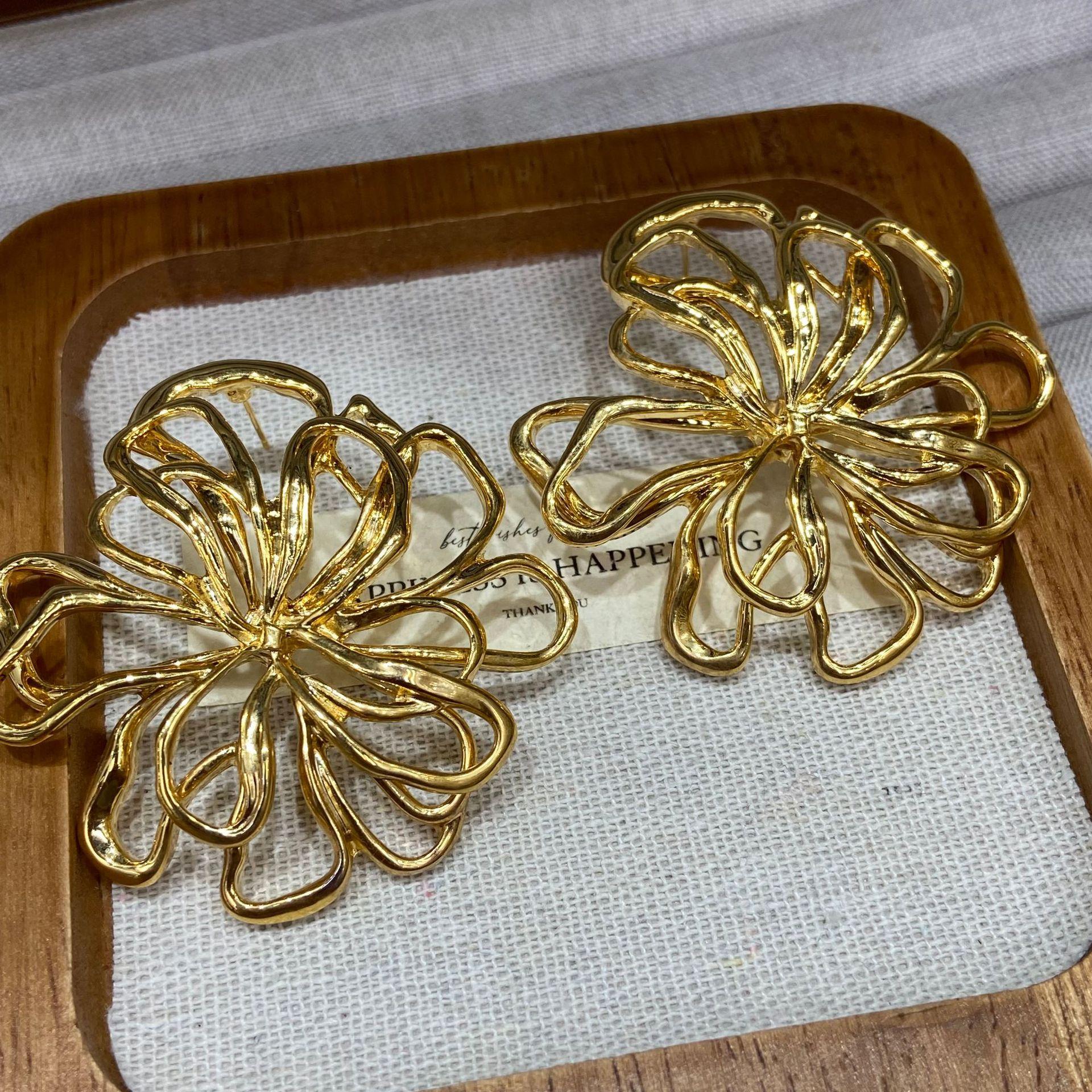 

Fashion Trend Personality High-Grade Hollow Flower Stud Earrings Are Suitable For Women S Daily Vacation Wear