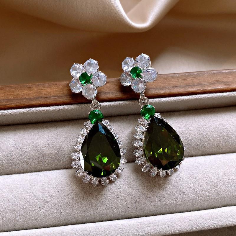 Silvernål Zirkon Utskurna Blomörhängen - Utsökta High-End Stiftörhängen med Känsla för Mode.