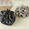 Übergroße Haarbänder mit Rüschenrand und Blumenmuster, Hohes Volumen, Visuell aufwertende Scrunchies, Ästhetische Haarteile im Pastorallook
