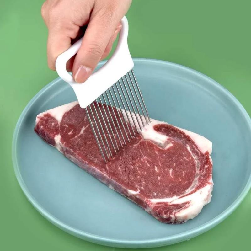 Cibulová jehla na krájení cibule na cibulové kroužky, tenderizér, vidlička s jehlami na změkčování masa, ruční kráječ na ovoce a zeleninu, kuchyňský nástroj.