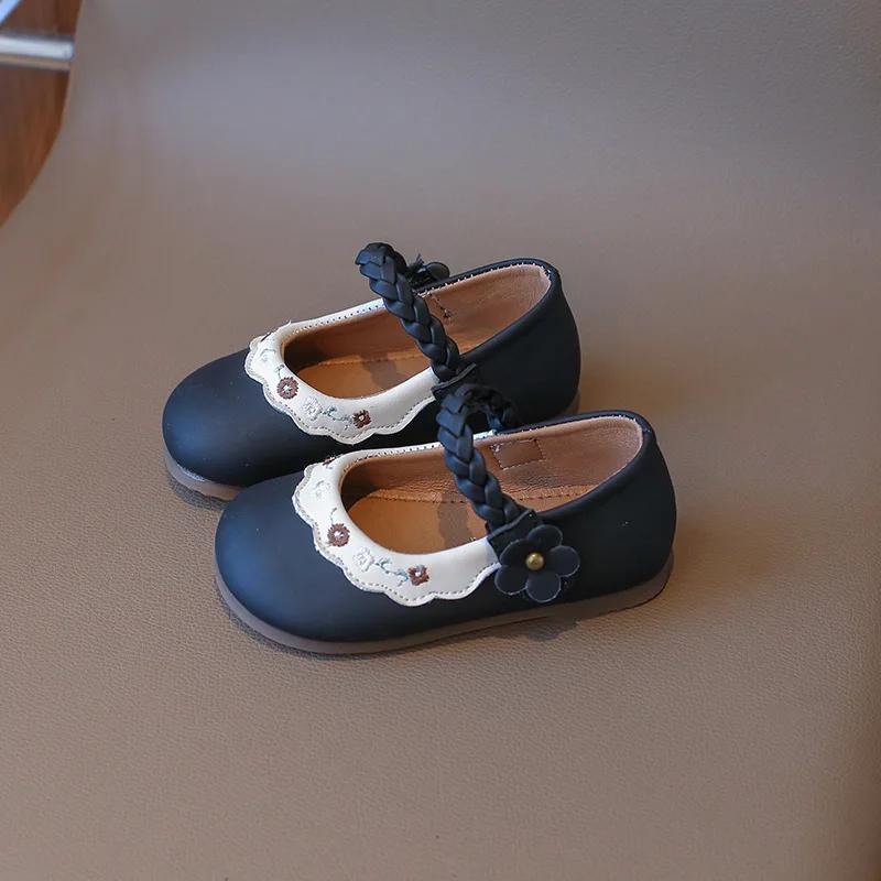 

2024 Детские кожаные туфли для девочек, осенние новые модные корейские туфли с мягкой подошвой, нескользящие, с вышивкой 21 чёрный