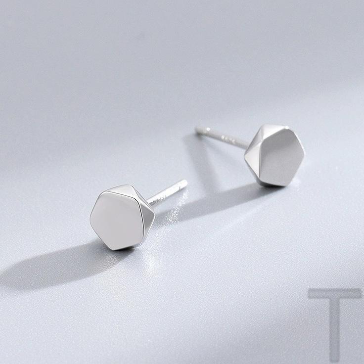 

S999 Чистое серебро проколотые-ухо-ухо-ухо серьги-гвоздики мужские модные нишевые дизайн простые серебряные индивидуальные красивые серьги для мальчиков Ruan
