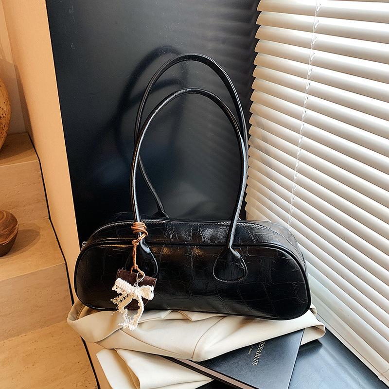 Niche bag women's fashion high-end sense portable shoulder bag popular underarm baguette bag