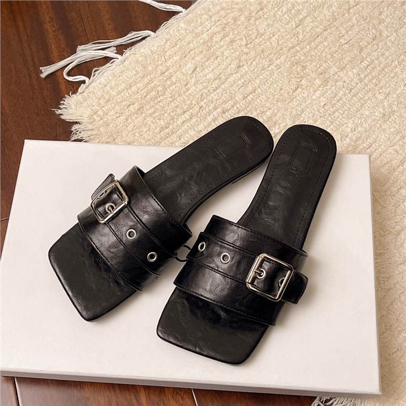 

Square head flat bottom niche slippers women s summer outer wear 2025 new design sense fashionable one-word beach cool slippers 35