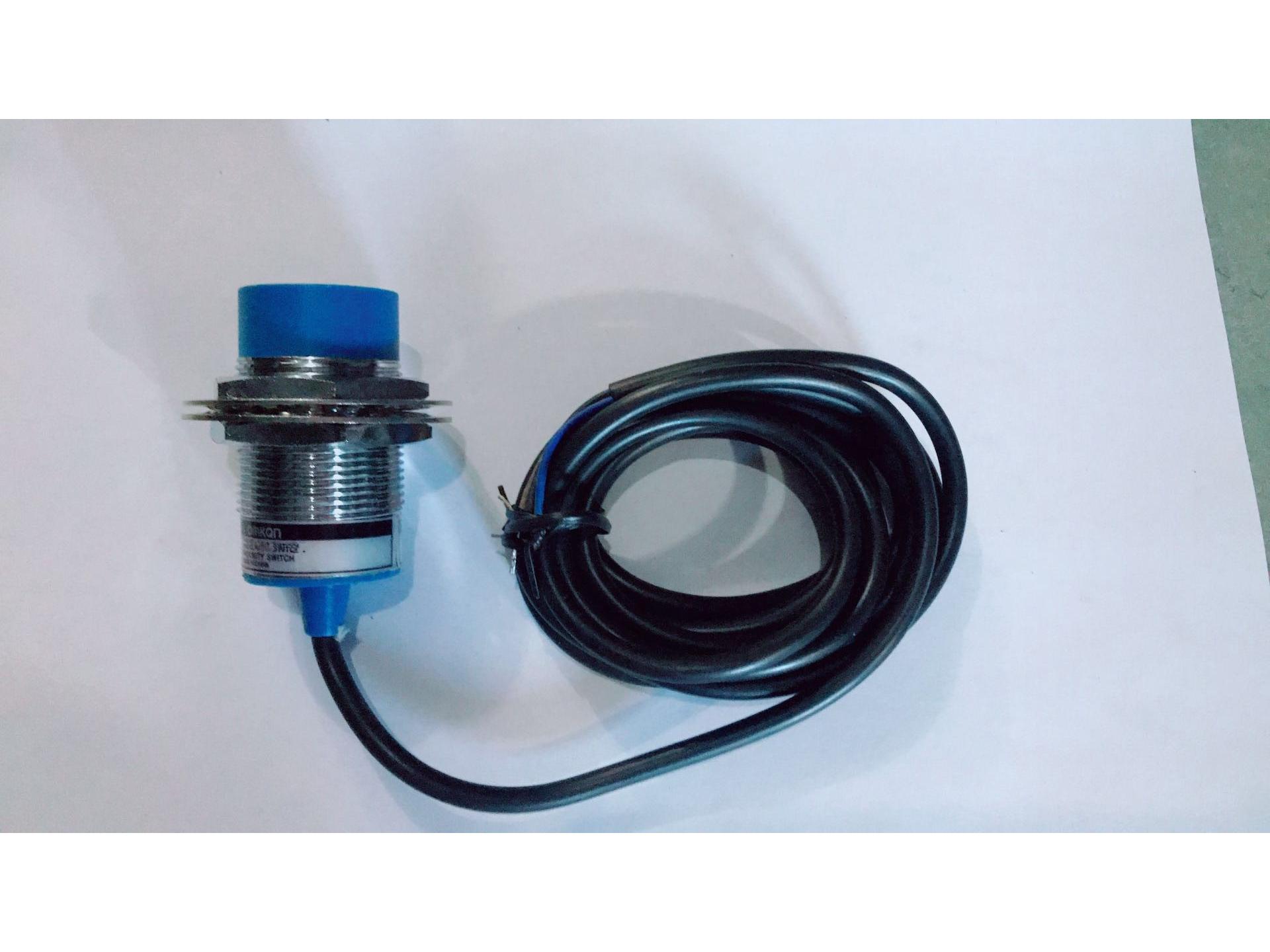 

Inductive Proximity Sensor E2E-X18ME1E2 AC/DC 24V Three-Wire