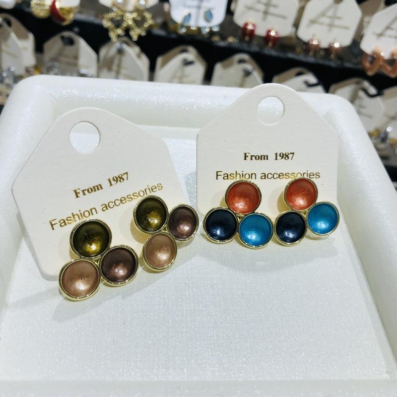 Retro Minimalist Niche Unique Design Fashionable and Elegant Shell Appliqué Earrings