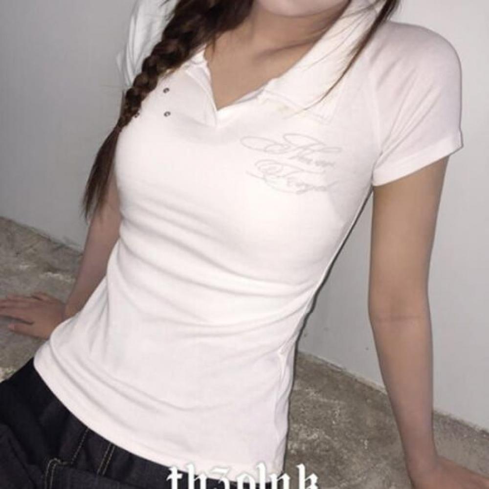 The Pink Slim FiT LeTTering PrinTing EyeleT Collar ShorT Sleeve T shirT