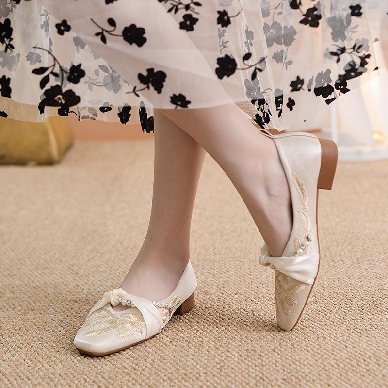 Wedding shoes style new Chinese square head thick heel retro single shoes 2025 new cheongsam shoes embroidered beanie ladyshoes women