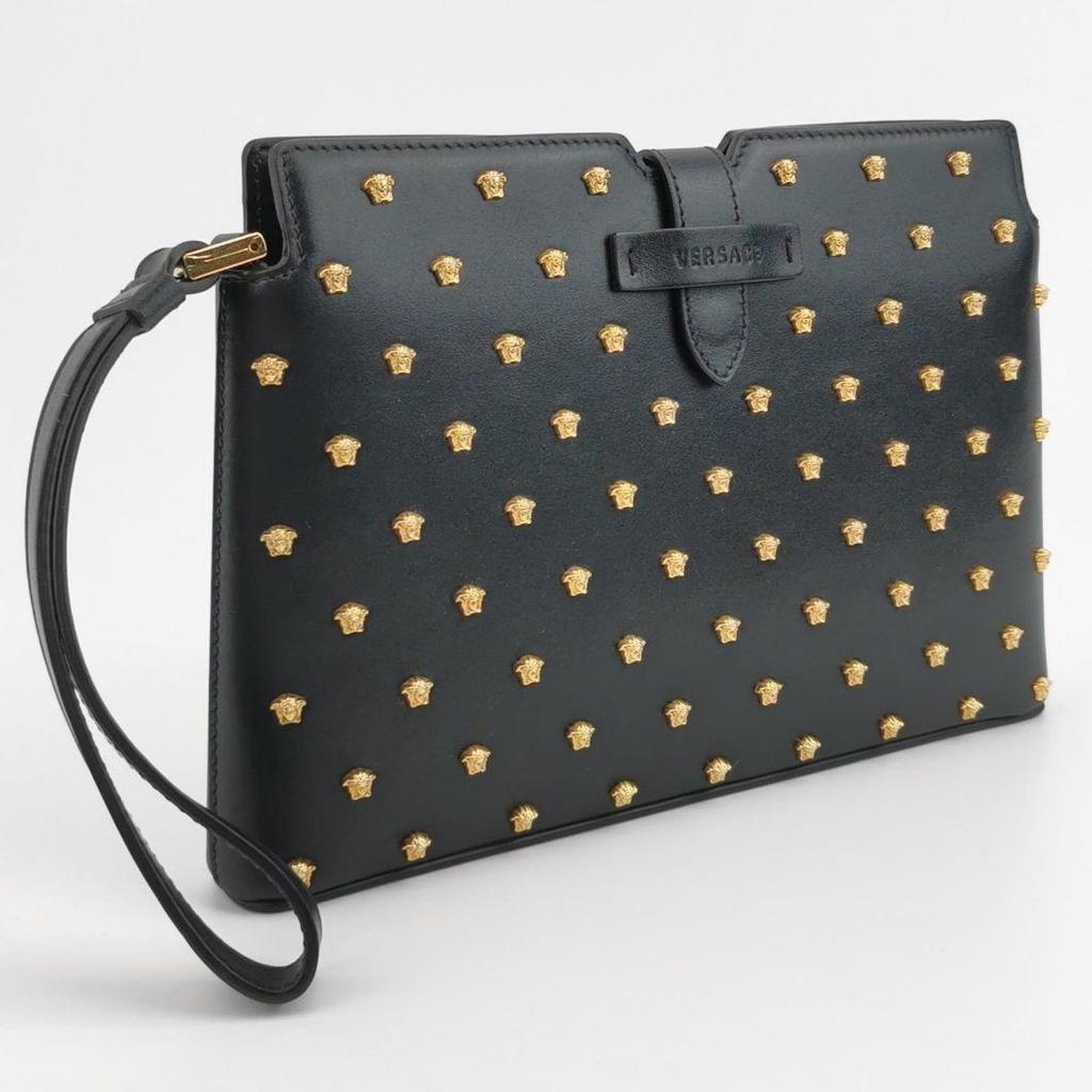 [Pre-Owned] Medusa Studded Leather Clutch Bag - Very Good #1BTD4QK