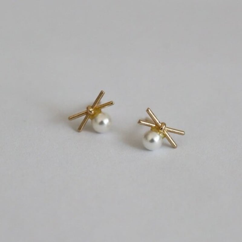 

modernlike 14k 14k X ribbon pearl earrings Yellow Gold