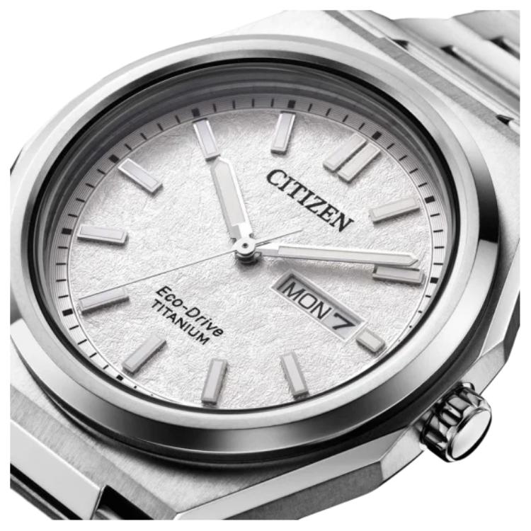 Citizen Integrovaný Super Titanium™ 100m Vodotěsný Křemenný Strojek Napájený Světlem Řemínek ze Super Titania AW0130-85A