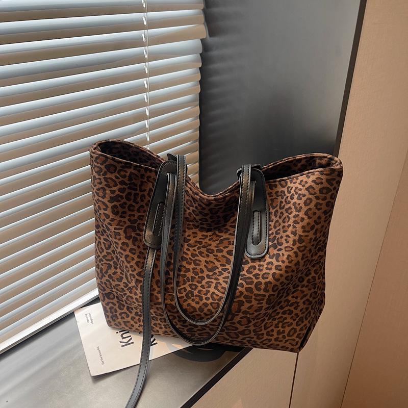 

2025 High-End Retro Leopard Print Tote - Versatile Large Capacity Handbag for Women, Perfect for Autumn/Winter, Single Shoulder Carry.