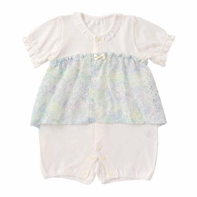 Creme de Coco Strampler mit weichem Spitzendruck aus gepunktetem Jacquard. Cooler und niedlicher Overall für Neugeborene und stilvolle Babys. Ein tolles Geschenk für