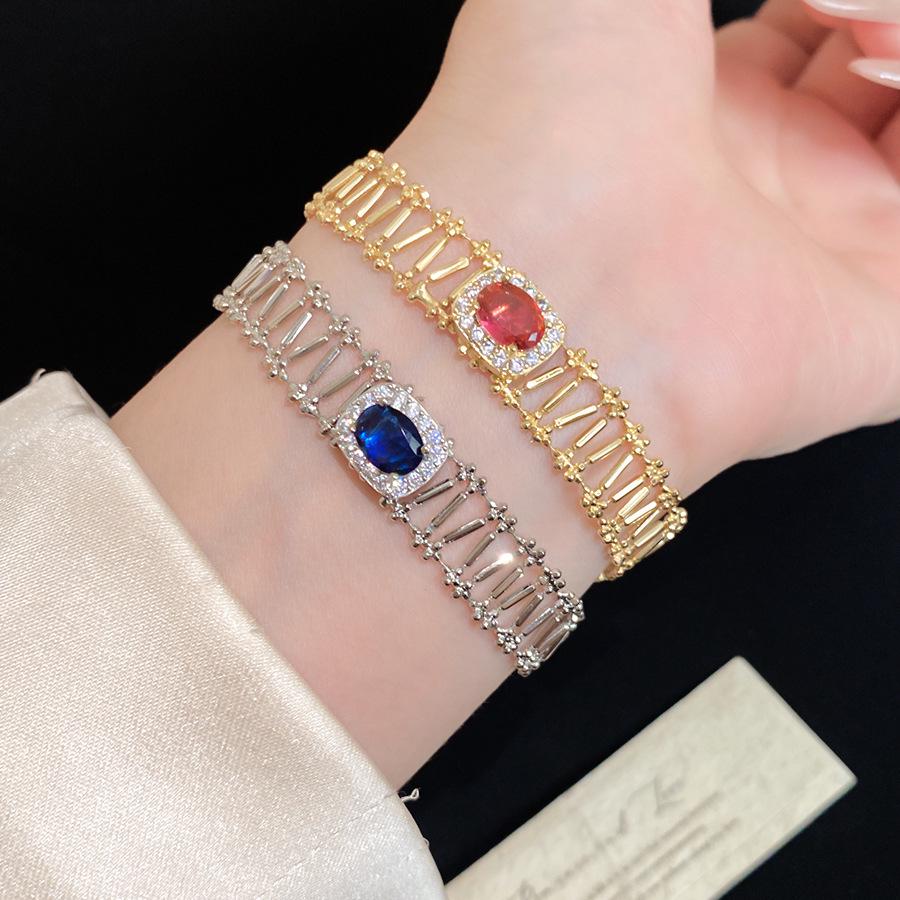 Cai Hua Ying Wan French Style Cubic Zirconia Square Hollow Bracelet – Retro Elegant Hand Jewelry