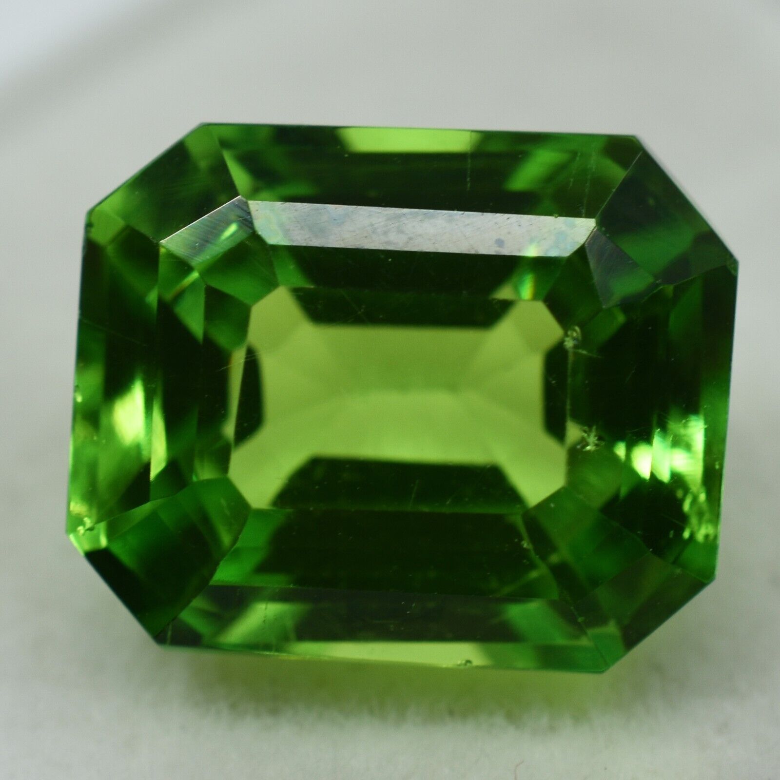 

Натуральний Перидот СМАРАГДОВА ФОРМА Зелений 8.60 Карата СЕРТИФІКОВАНИЙ Рідкісний Вільний Дорогоцінний Камінь Y-38 13.6 mm зелений