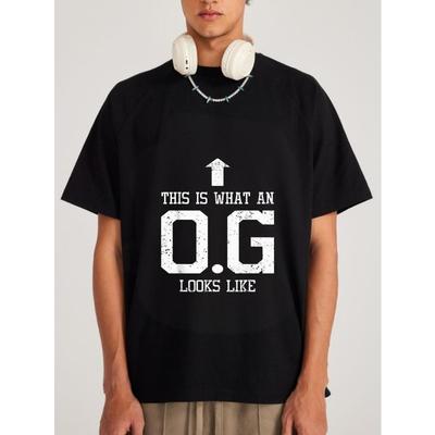 Camiseta Branca com Estampa Gráfica O G e Texto This Is What An O G Looks Like para Uso Casual