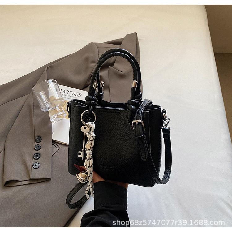 Large-capacity Bag Women's Spring and Summer 2025 New Simple and Versatile Soft Leather Messenger Bag Women's Casual Portable Bucket Bag