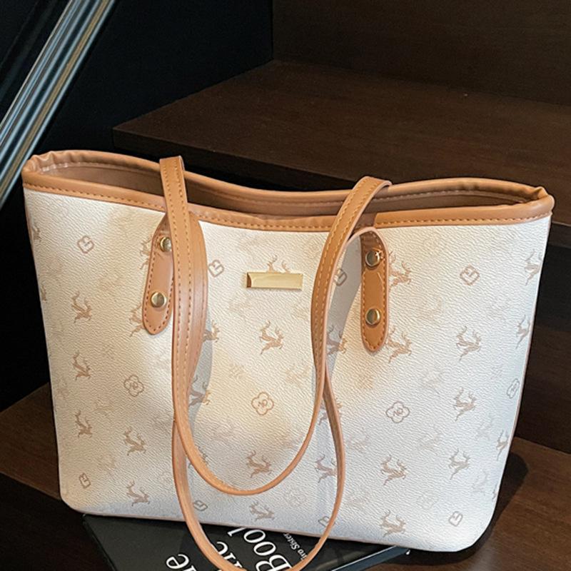 A Large-capacity and Stylish Tote Bag for Fashionable College Students' Classes