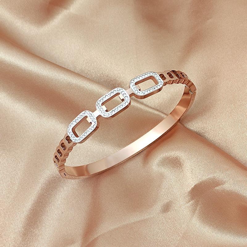 Fashionable Oval Hollow Titanium Steel Diamond Buckle Electroplating Jewelry Bracelet