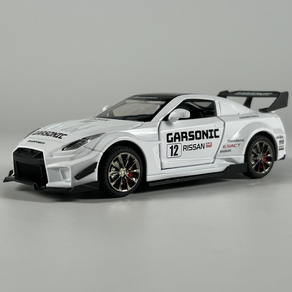 1:32 Nissan GTR CSR2 Modello in Lega Metallica Diecast Auto Decorazione per la Casa & Collezionabili Ornamento per Esposizione Hobby Regali per le Feste