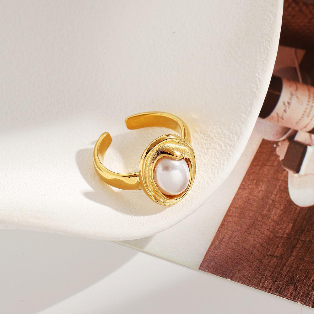 Anello da Donna Ying Tai in Oro 18K: Acciaio Inossidabile Titanio, Perla Sintetica, Geometrico, Lucidatura Speculare, Inalterabile.