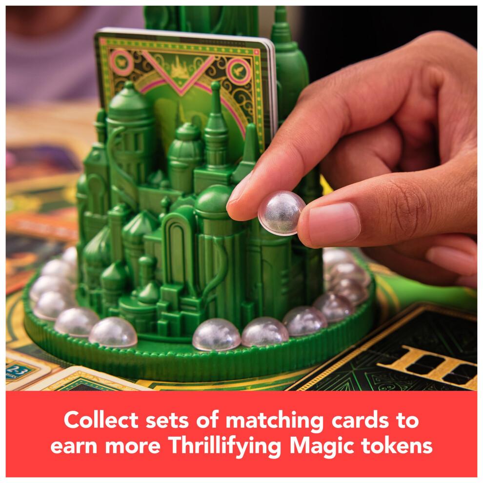 Méchant: Le Jeu par Spin Master - Faites équipe en Glinda & Elphaba pour Sauver Oz avec le Centre de Table 3D de la Cité d'Émeraude (B0CSYB4B12)