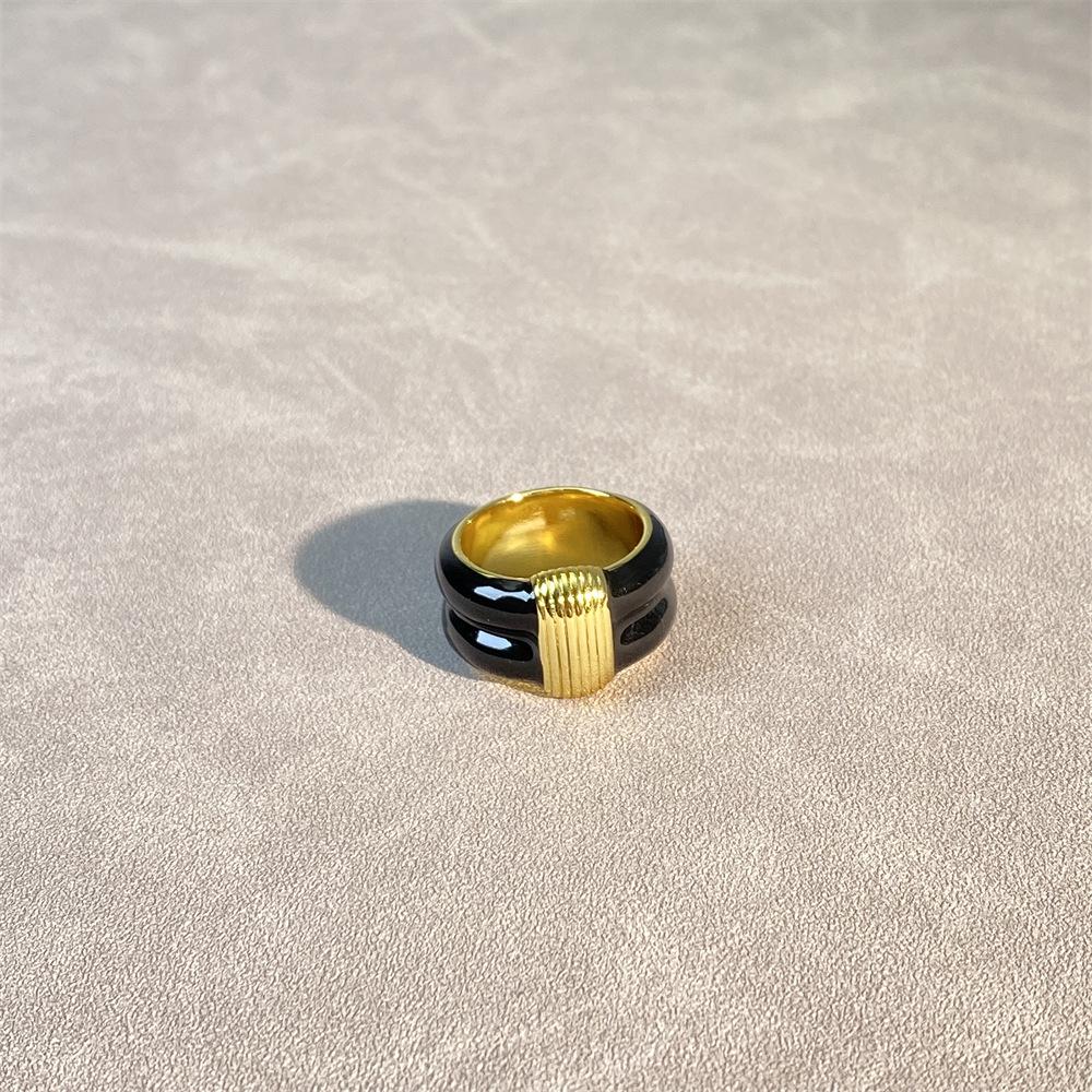 Women's Black and Gold Enamel Ring: French Niche Design, Light Luxury, Retro Fashion, High-End Versatile Accessory