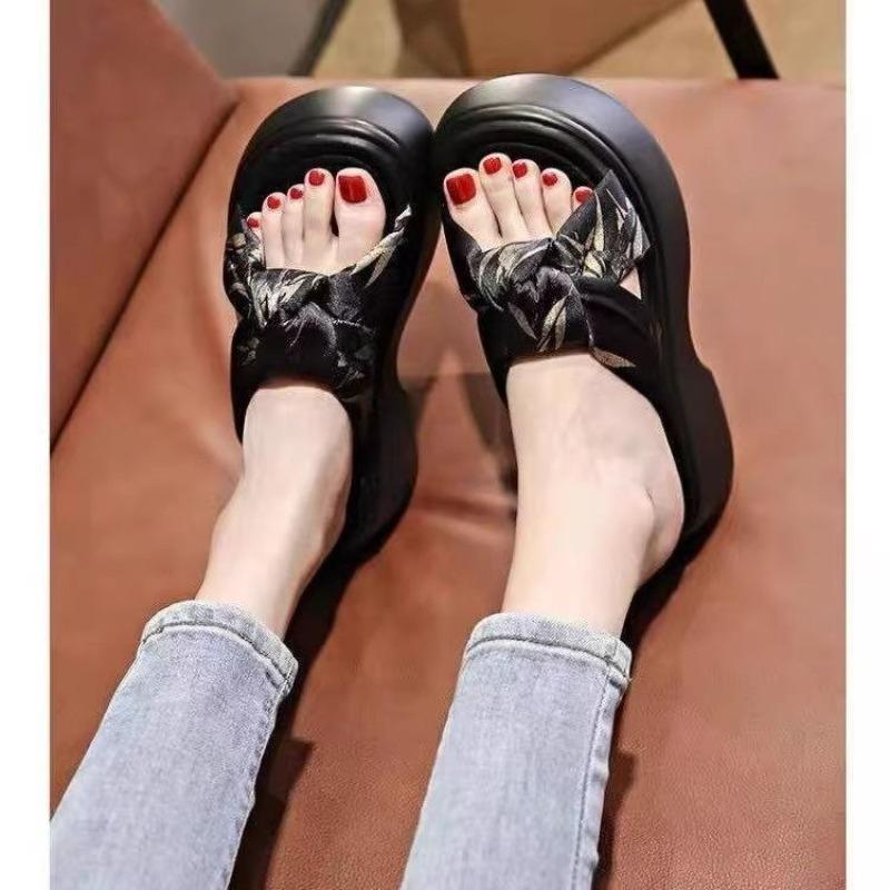 Thick-soled heightening slippers for women to wear new women's one-word sandals with skirts Casual beach shoes