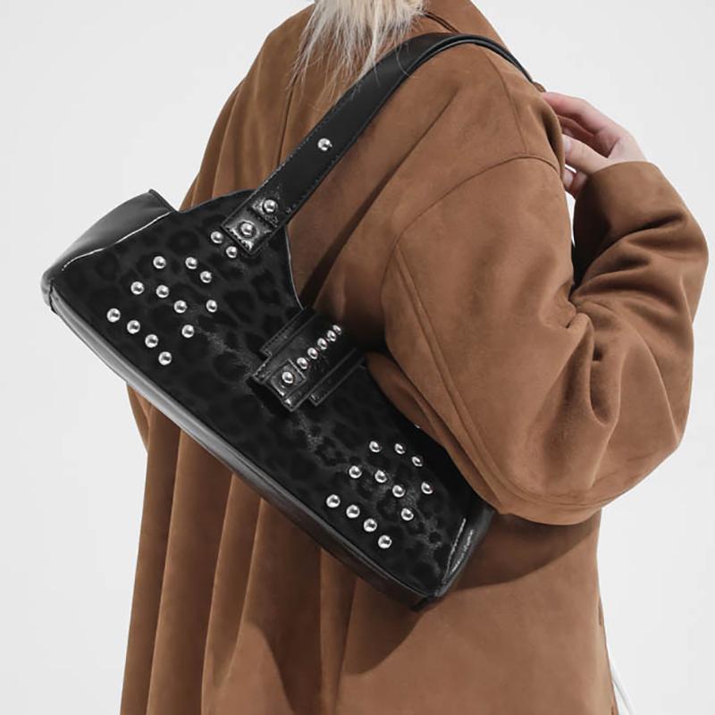 Underarm Bag PU Leather Studded Shoulder Bag for Women Rivet Punk Clutch Purse for Work Travel Shopping Trendy Hobo Purse