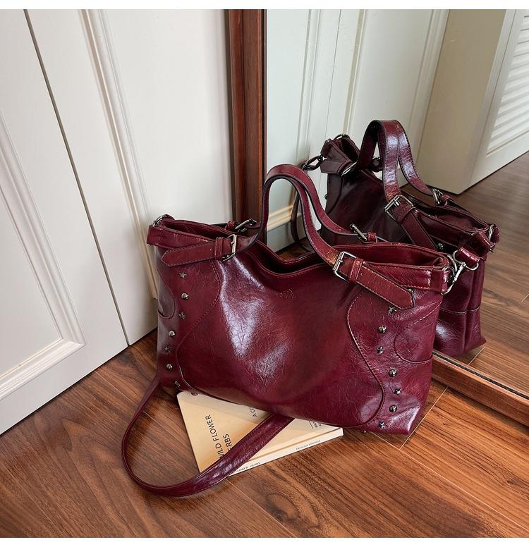 

Ретро сумка женская большой вместимости новая летняя повседневная сумка-мессенджер с заклепками портативная сумка-тоут для поездок бордовый