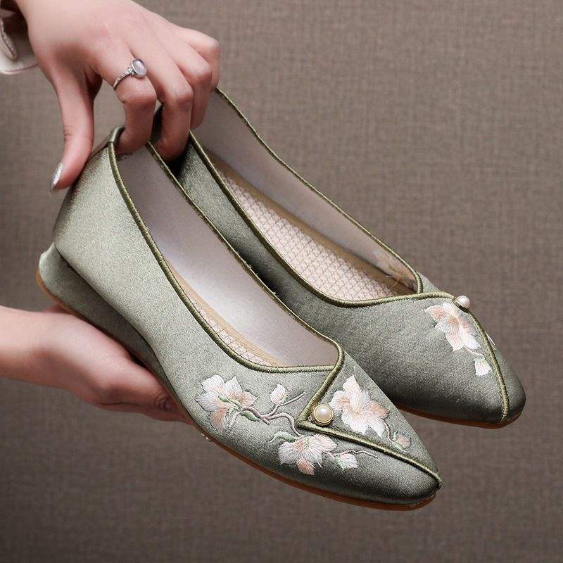 

2025 spring new cloth shoes low heel pointed new Chinese women s shoes national style retro embroidered single shoes temperament cheongsam shoes 40 зелёный
