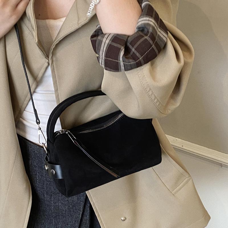 2025 New Retro Matte Handheld Pillow Bag Niche Casual Armpit Bag Temperament Commuter Shoulder Crossbody Bag for Women