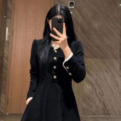 Damen Großes Kleid im Hepburn-Stil aus schwarzem Cord: Herbst/Winter 2024, Taillenformend, Mittellang