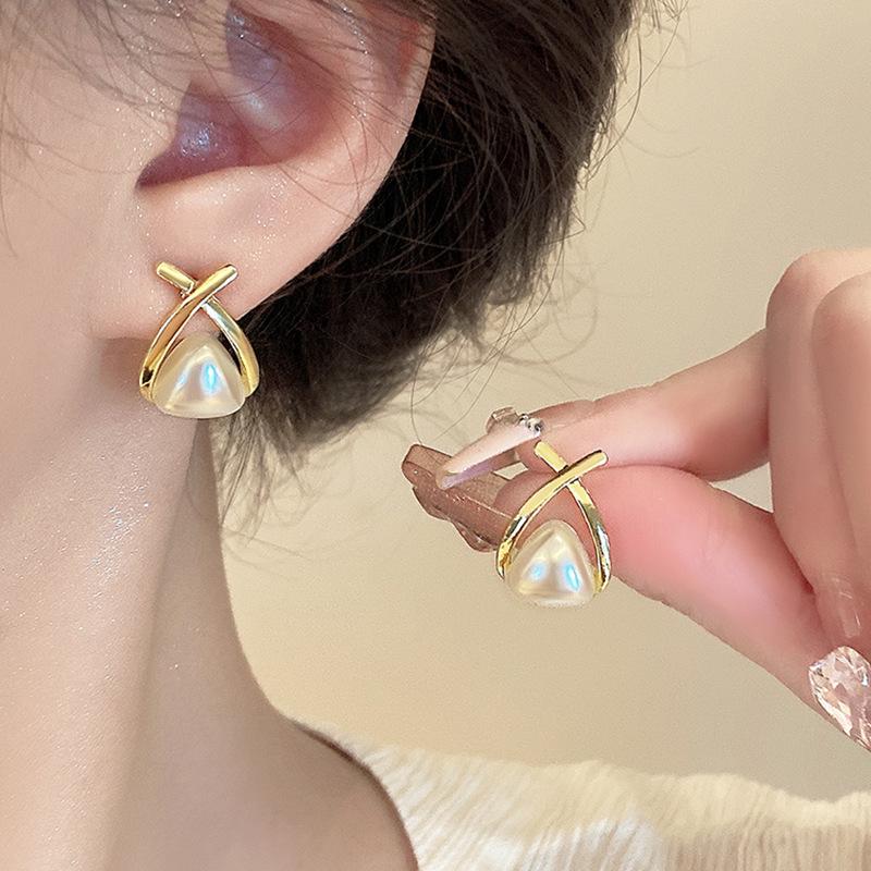 Boucles d'oreilles de luxe tendance 2024 accrocheuses pour femmes: Boucles d'oreilles à clous tendance et polyvalentes pour l'automne et l'hiver
