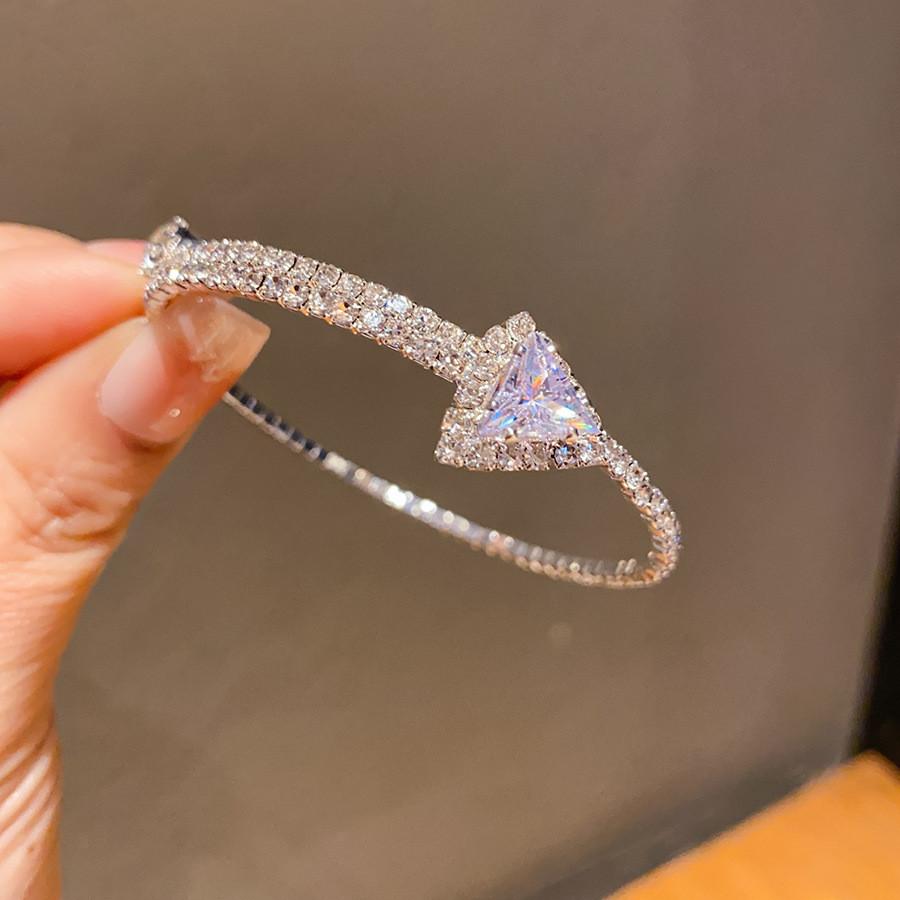

Heart Shaped Zircon Open Cuff Bracelet For Women In Gold Or Silver With Elegant Design срібний