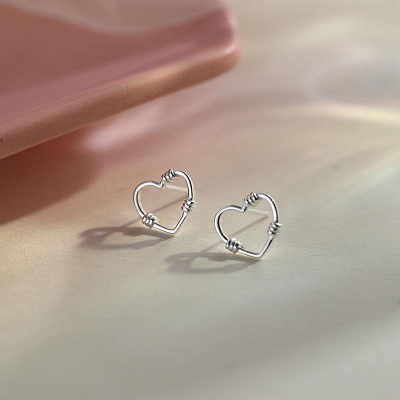 Cercei Love Stud, Sensul de design de nișă pentru femei, Cercei cu inimă fără nevoie, Cercei pentru navetă pentru studenți de vară