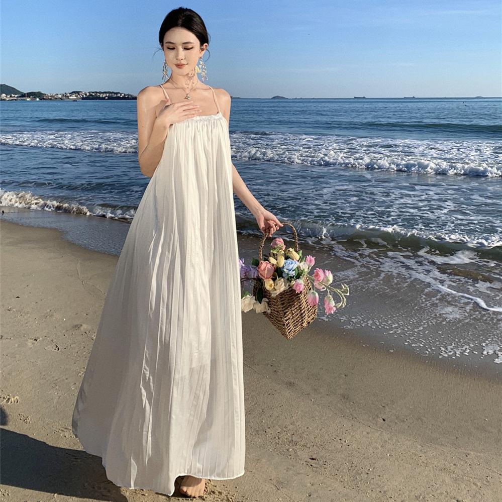 New white seaside vacation, high-end neck hanging, big halter, long skirt pleated, loose and thin, big pendulum Sanya sand