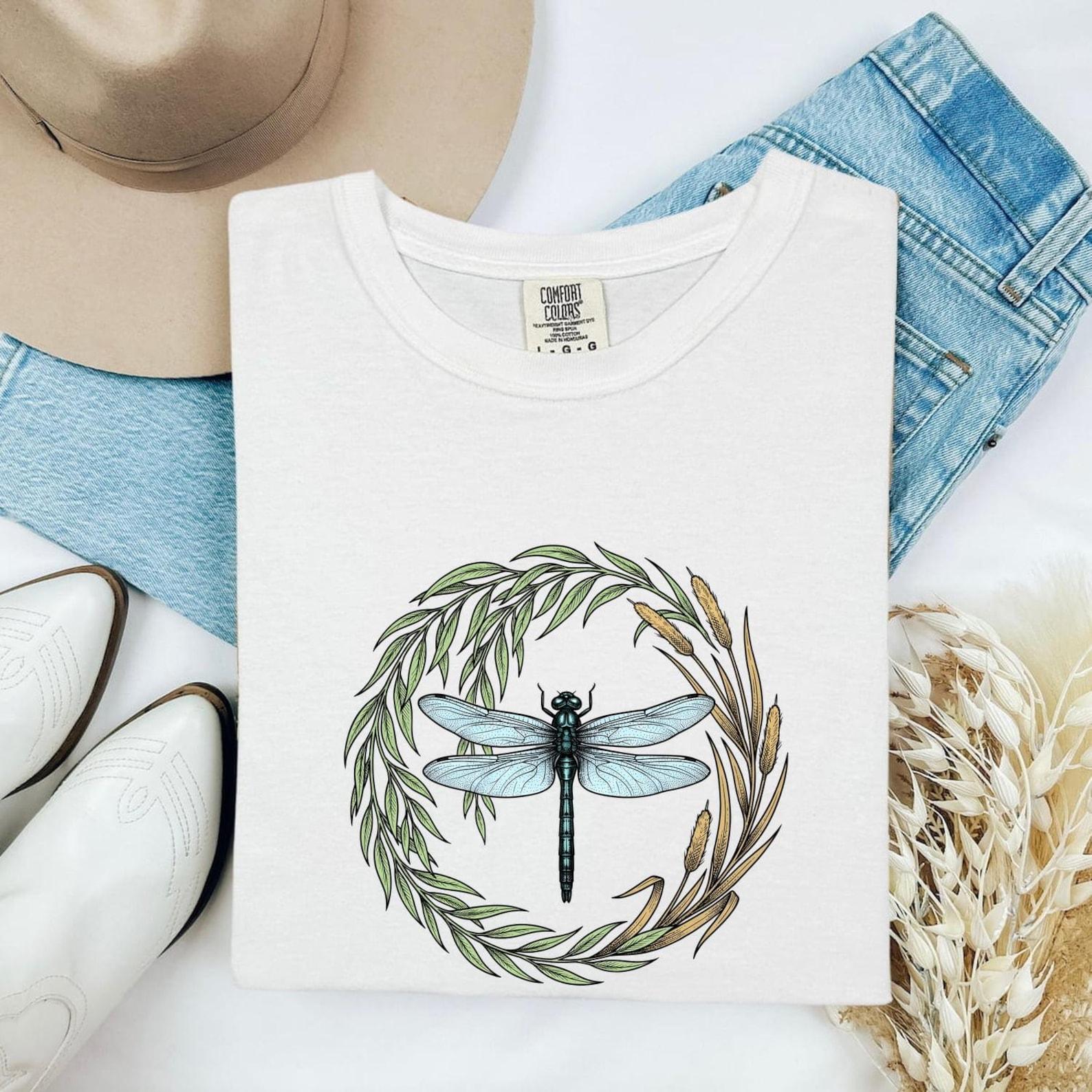 Dragonfly Wreath Shirt Cottagecore Nature Gift Women Botanical Tee Wreath T-Shirt Rustic Fan Floral Tshirt Environmental Graphic Vintage M