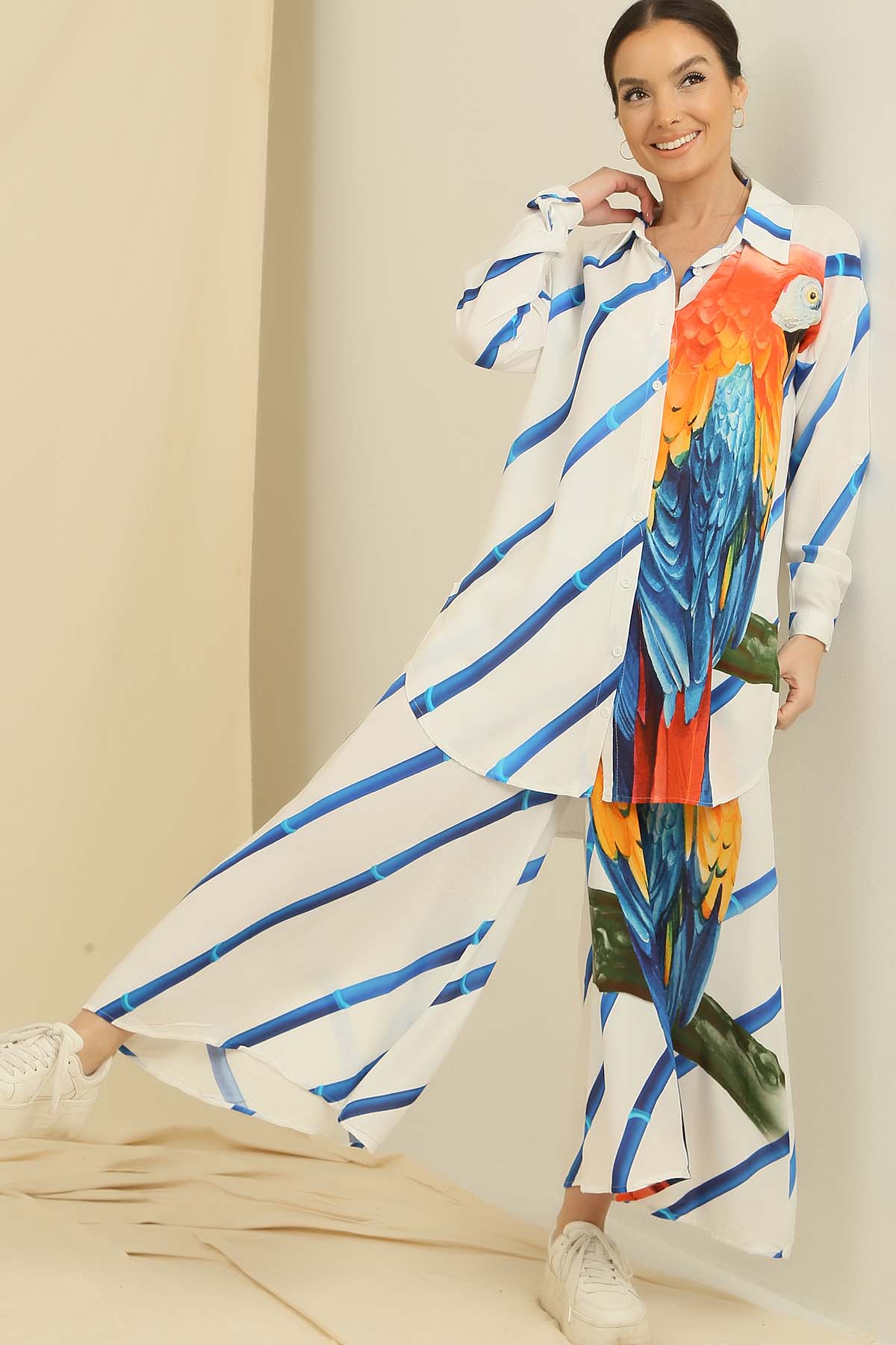 

Туника с боковыми разрезами, рубашка, эластичный пояс, карманы, брюки-палаццо, с рисунком попугая, вискоза, комплект из 2 предметов оверсайз