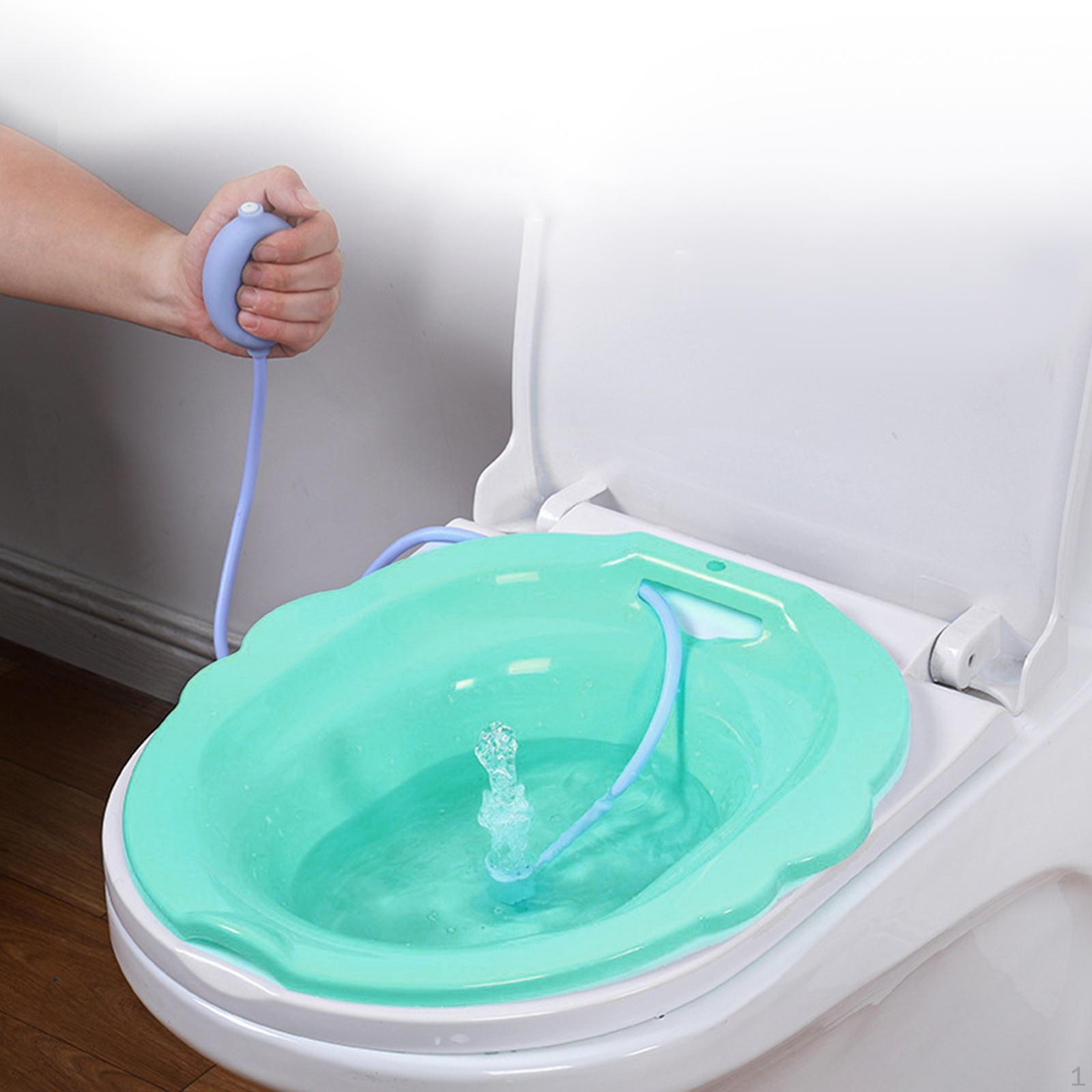 

Зручне сидіння для туалету у ванній кімнаті для жінок - широка зона відпочинку для людей похилого віку зелений